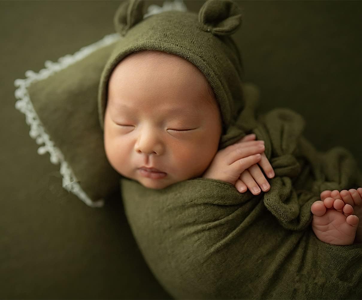 Vemonllas Prop Set for Newborn Boys Girls poses like a pro